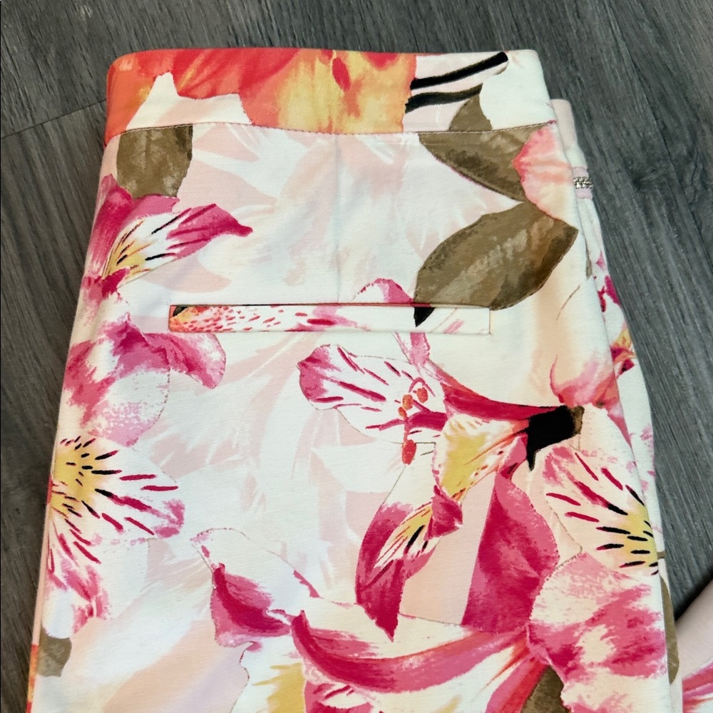 Calvin Klein Pink Floral Women's Skinny Jeans EUC like new - Picture 2 of 7
